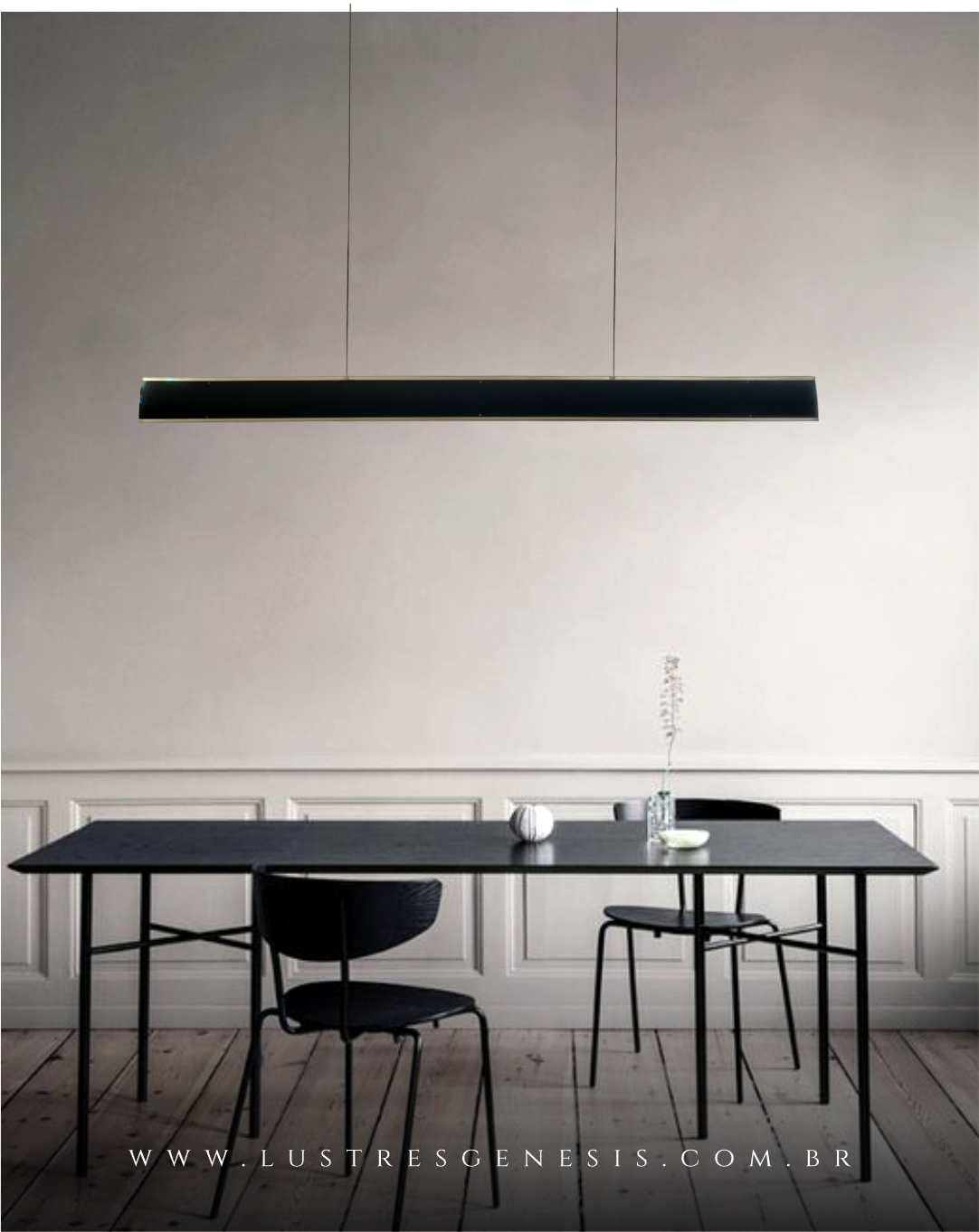 Luminária Pendente Moderno Linear Slim Preto instalada acima de uma mesa de jantar em ambiente minimalista. Lustres Gênesis loja online de Lustres e Iluminação Decorativa